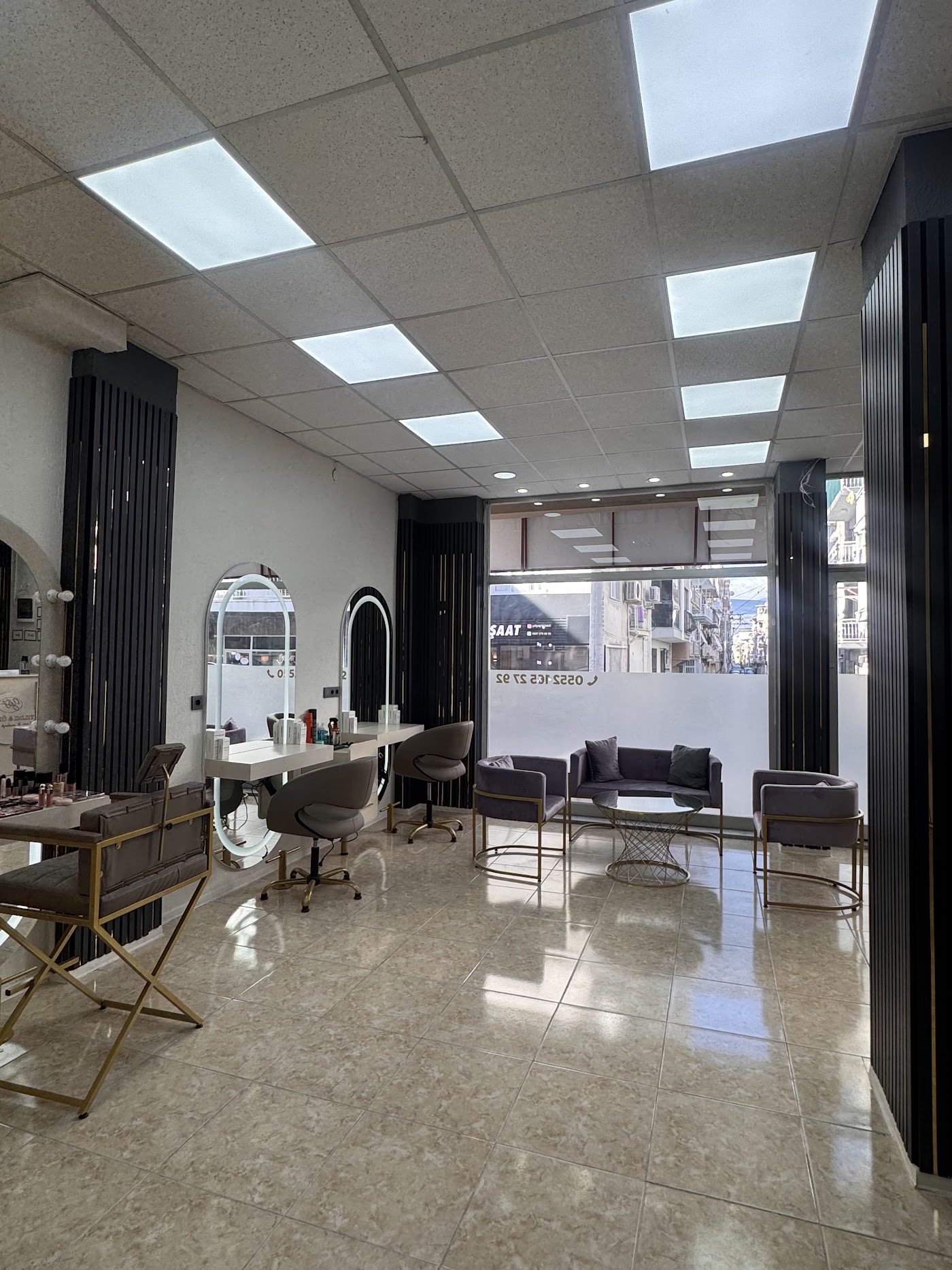 Yıldız Akyol salonunun aynaları, kuaför koltukları ve oturma alanı
